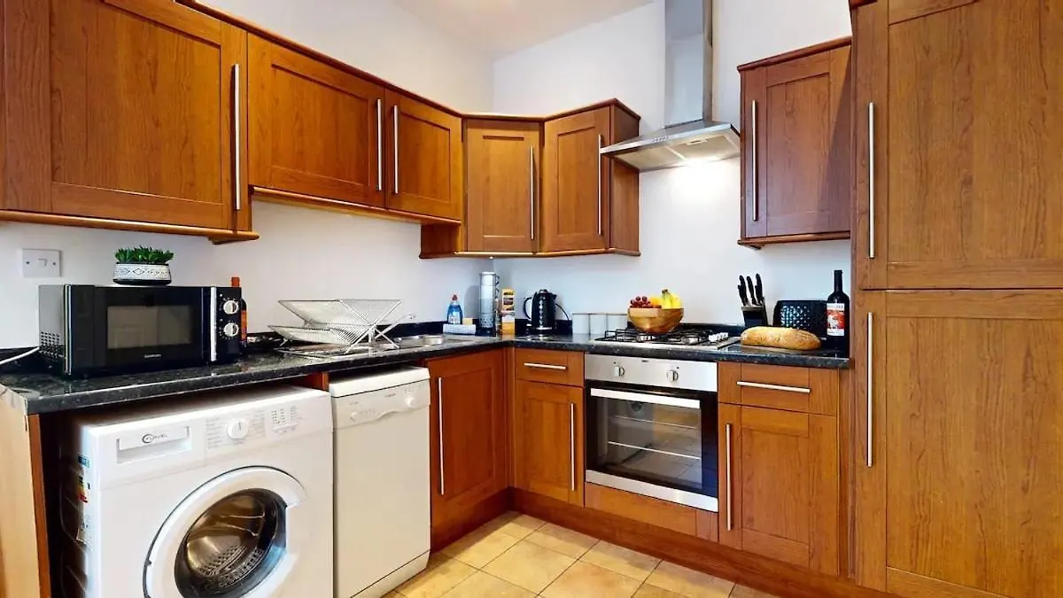 Large 2-Bed Apartment In Cardiff