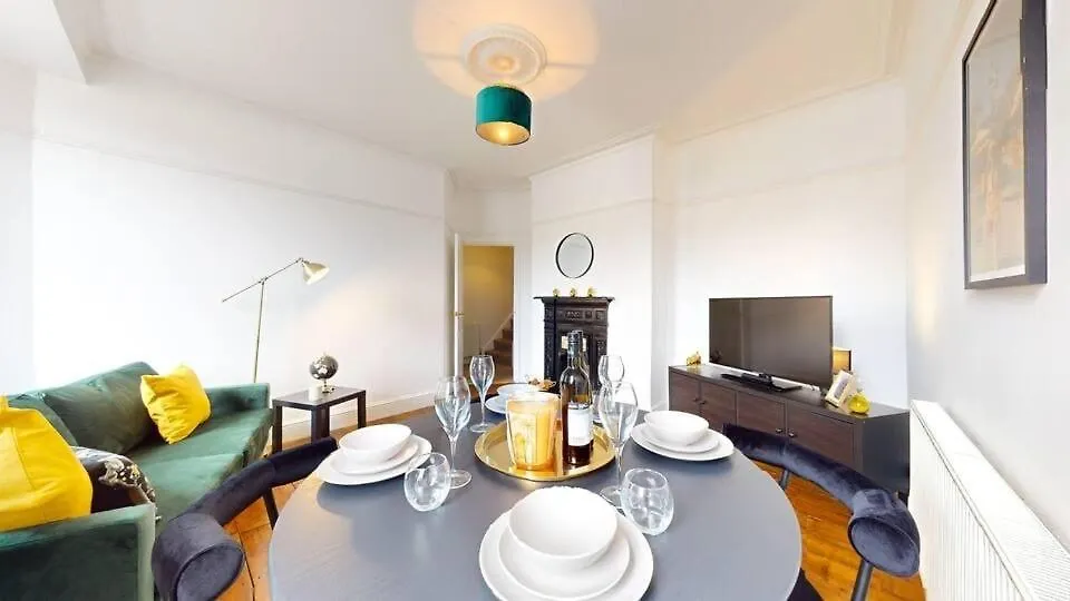 Large 2-Bed Apartment In Cardiff 0*,
