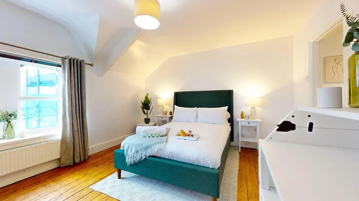 Large 2-Bed Apartment In Cardiff